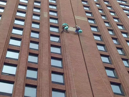 使用兰州高空作业车的注意事项有哪些.jpg